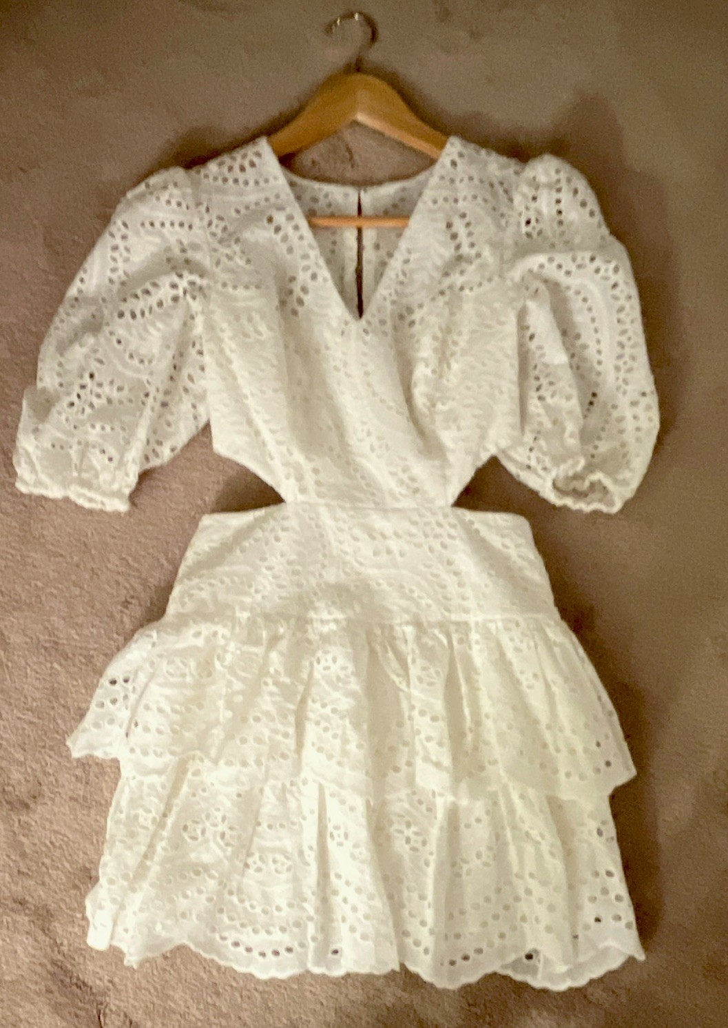 BCBGMAXAZRIA Off-White Eyelet Mini Dress V-Neck Puff 3/4 Sleeve Cutout Sz 2 NWT