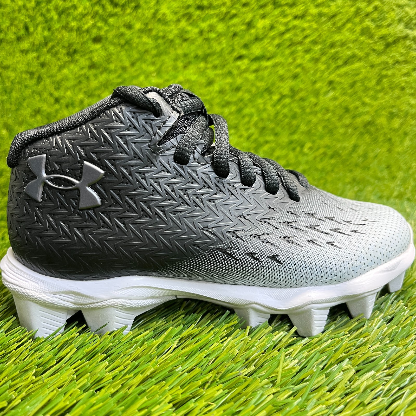 Under Armour Spotlight Franchise 4 RM Boys Size 11K Black White Football Cleats