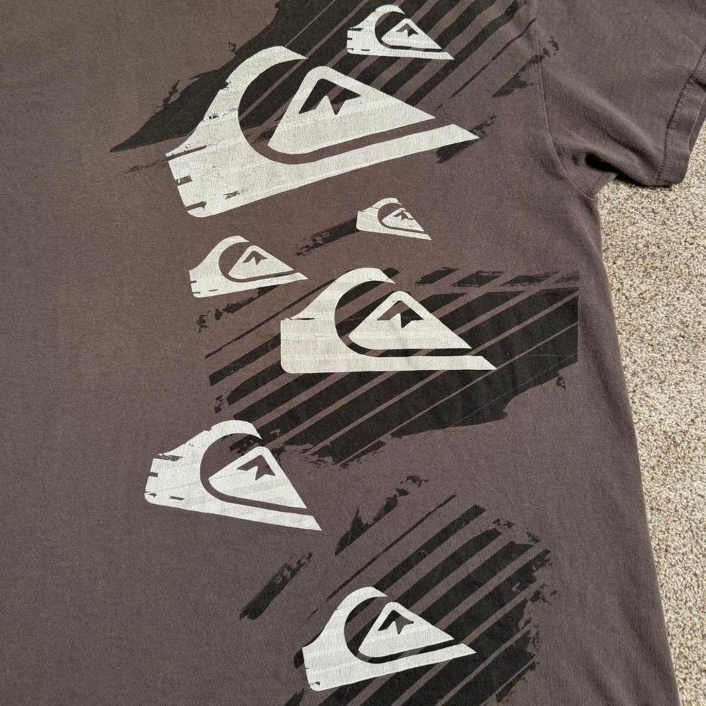 GREY QUIKSILVER Y2K STYLE “SIDE PRINT” GRAPHIC TEE