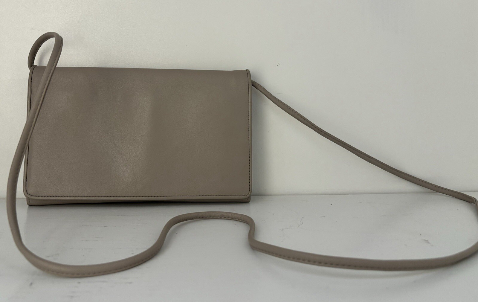 Donna Karan Light Taupe 5 Pocket Crossbody Soft Leather 8.75 X 5.5” Card Slots