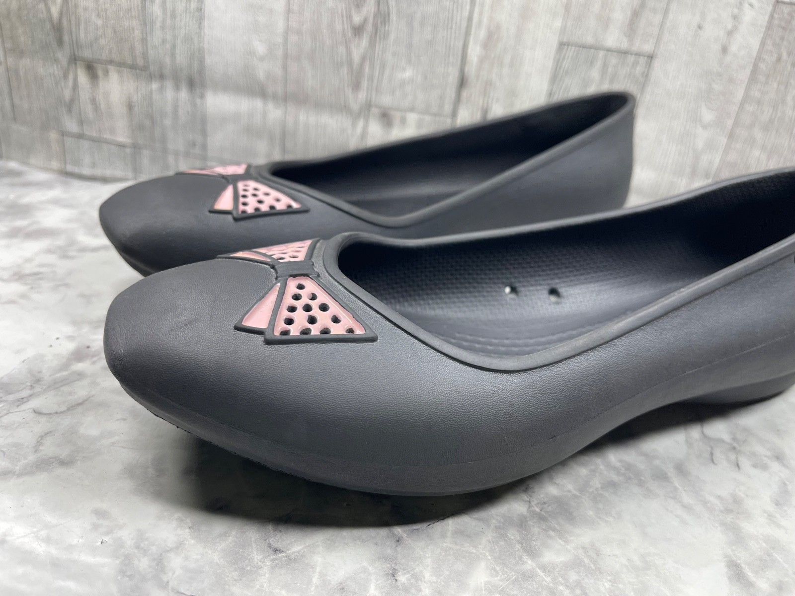 Crocs Lenora Ballet Flats Women 9M Bow Rubber Shoes Black Pink Slip On Loafers