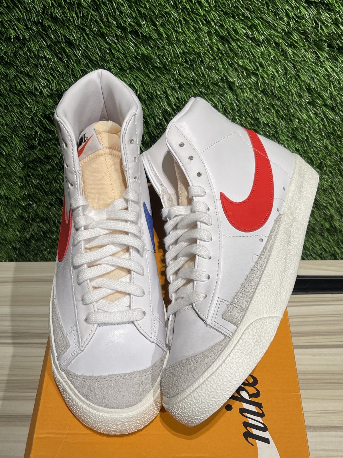 Size 9.5M/11W – Nike Blazer Mid 77 Vintage Mismatched Swoosh Blue Red Sz 9.5M BQ