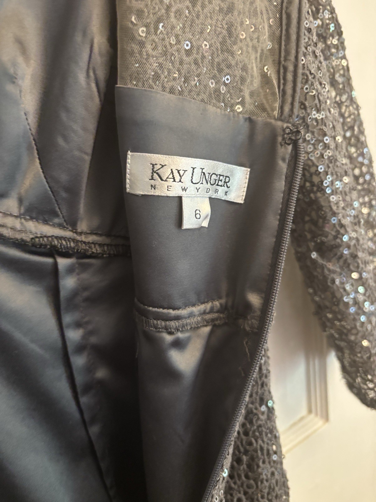 Kay Unger Women’s Silver Sequin Gown V-Neck 3/4 Sleeve Formal Size 6 $400