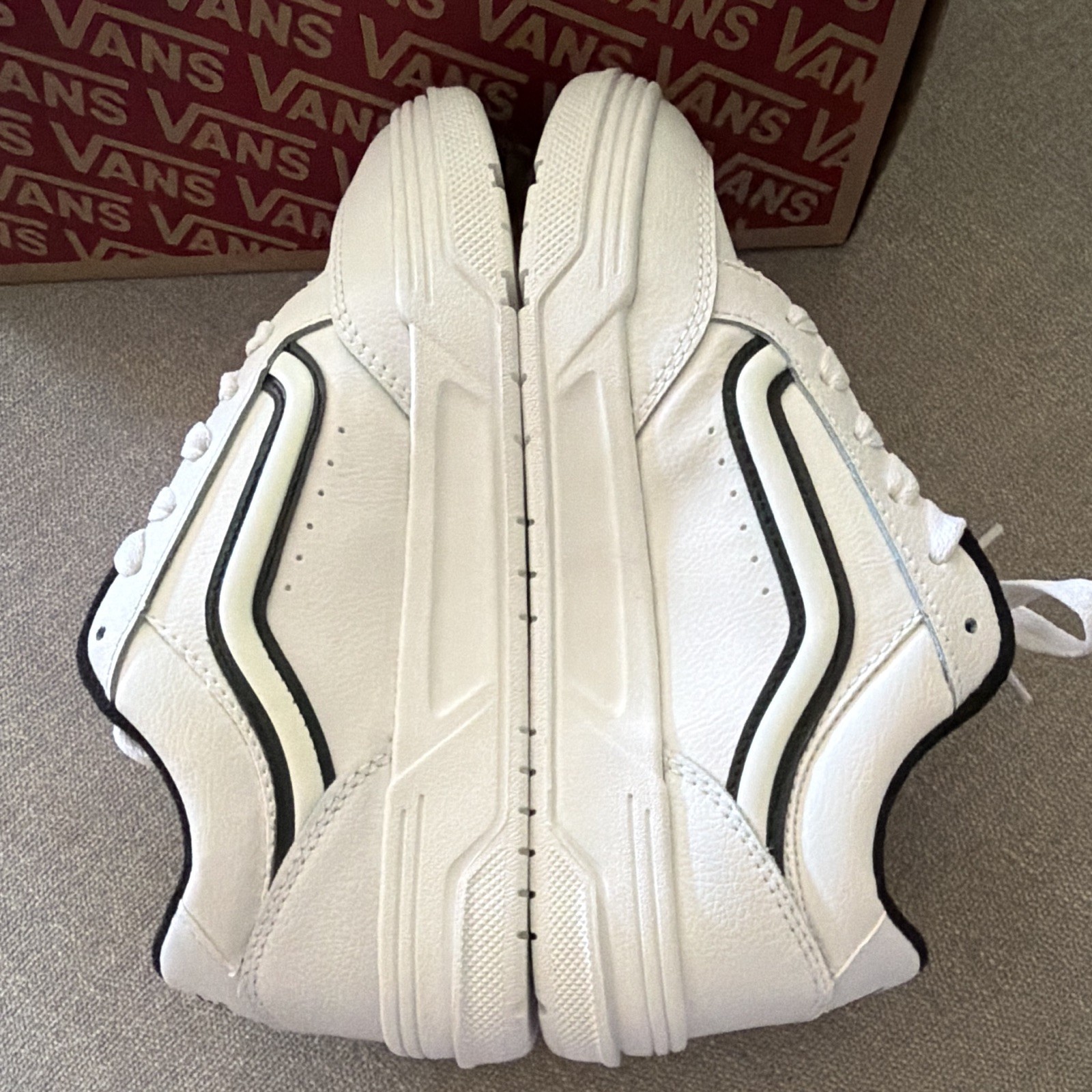 VANS Big Kids Hylane Shoe size 6 chunky white and black skate