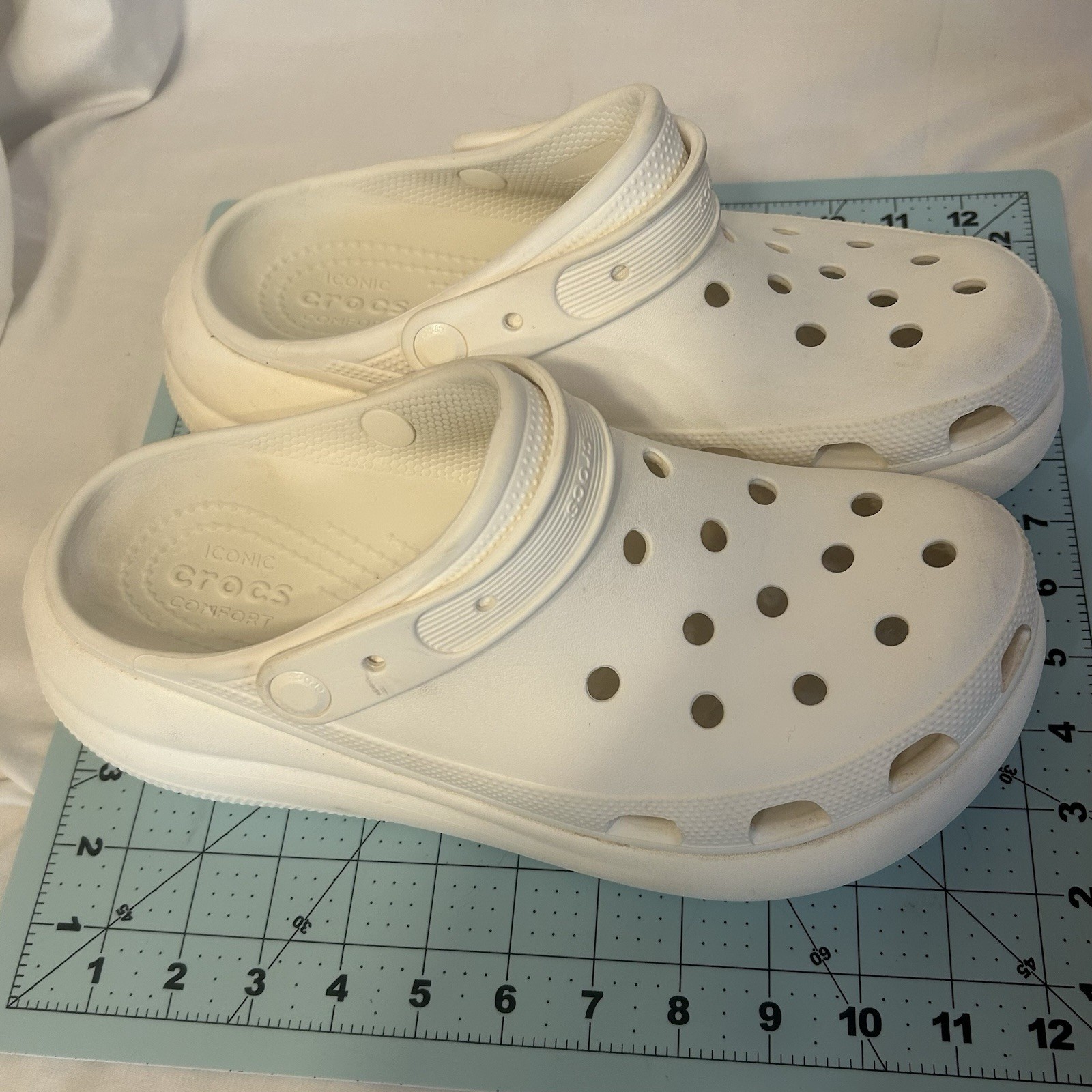 Crocs Classic White Clog Slip-On Rubber Upper Unisex Adults US 9