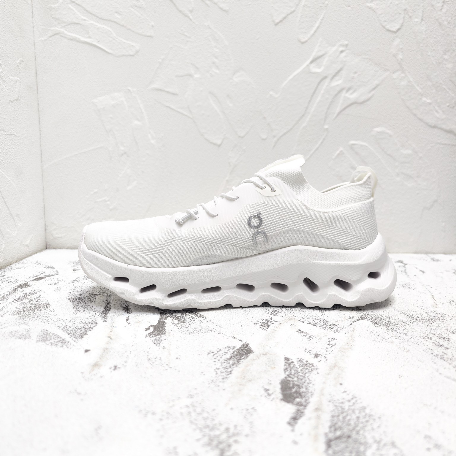Rowei Cloud Layer Inclined White Elastic Hollowed Sole Men’s Sports Shoes
