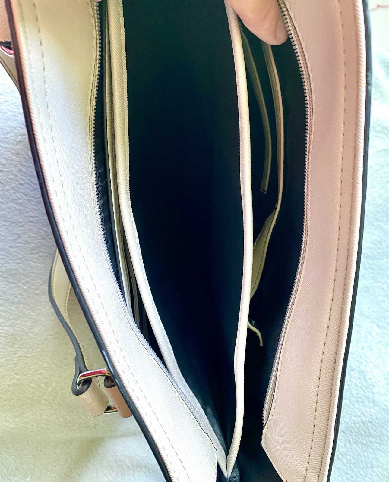 Guess Monogram Los Angeles Light Tan Hand/ Shoulder Bag