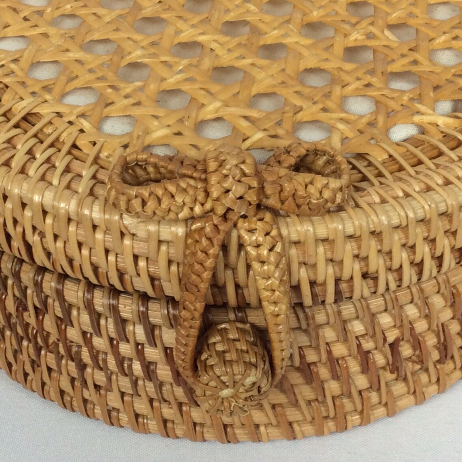 Handmade Rattan Round Crossbody Bag Canning Front Leather Strap Hasp Bow Closure