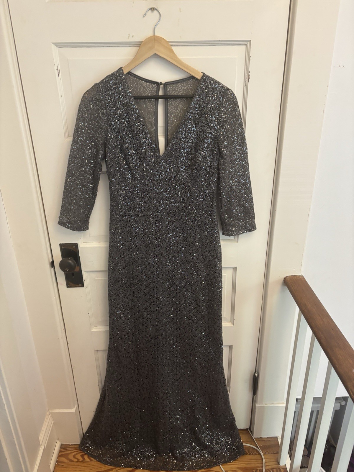 Kay Unger Women’s Silver Sequin Gown V-Neck 3/4 Sleeve Formal Size 6 $400