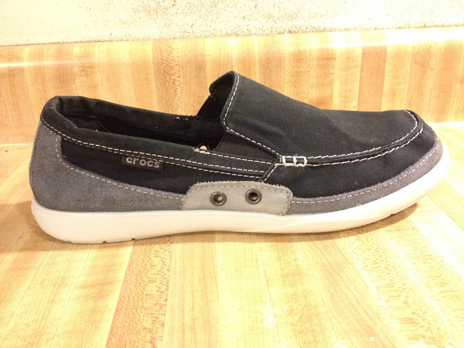 Crocs Mens 9M Walu Accent Black Gray Canvas Slip On Beach Bum Vagabond Loafers