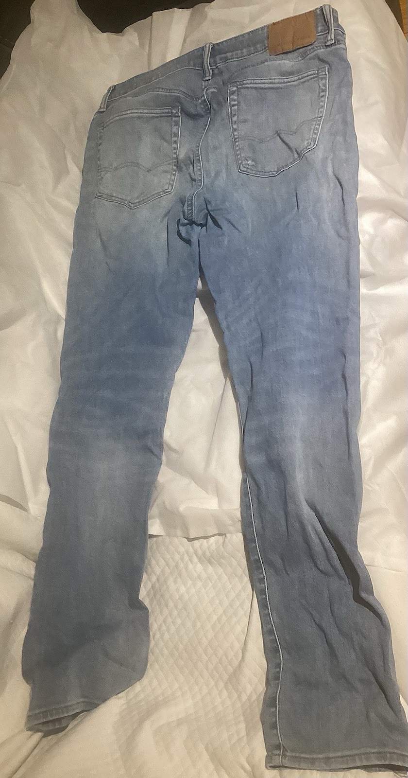 American Eagle Men’s Next Level Air Flex Slim US 33×32–Light Blue -Distressed