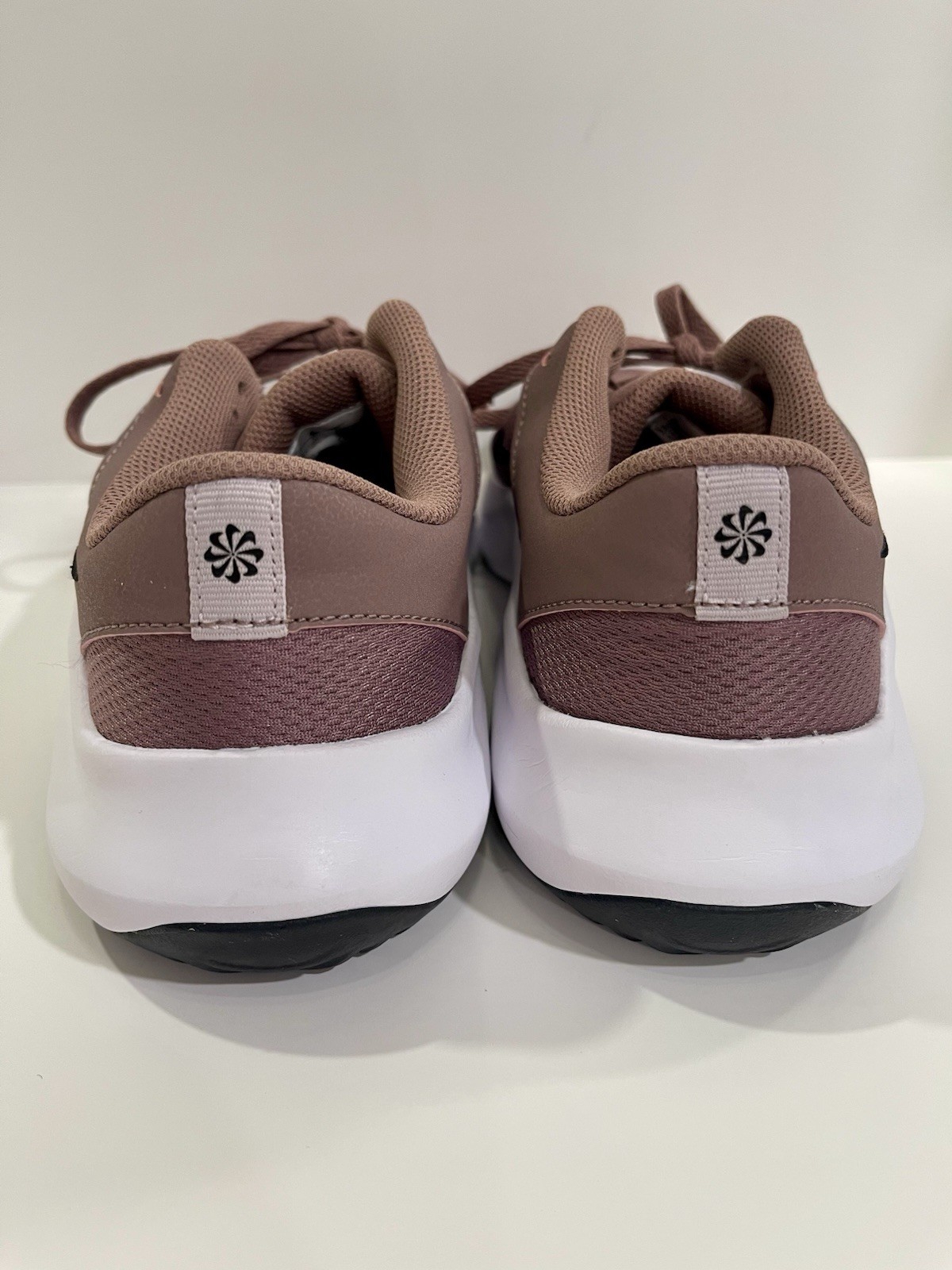 Nike Legend Essential 3 Mauve Training Shoes Men 10 / Women 11.5 DM1119-200