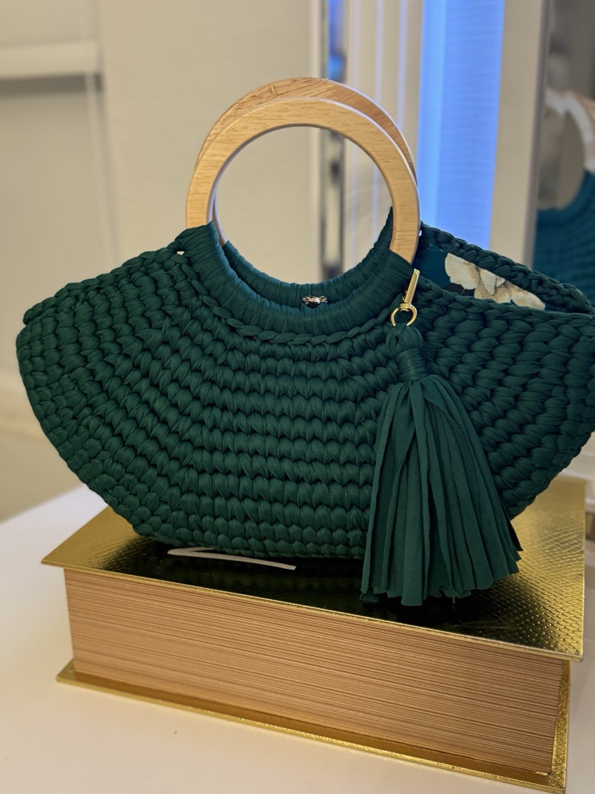 Green Woven Top Handle Bag Wooden Handle Tassel Bag Charm Magnetic Closure