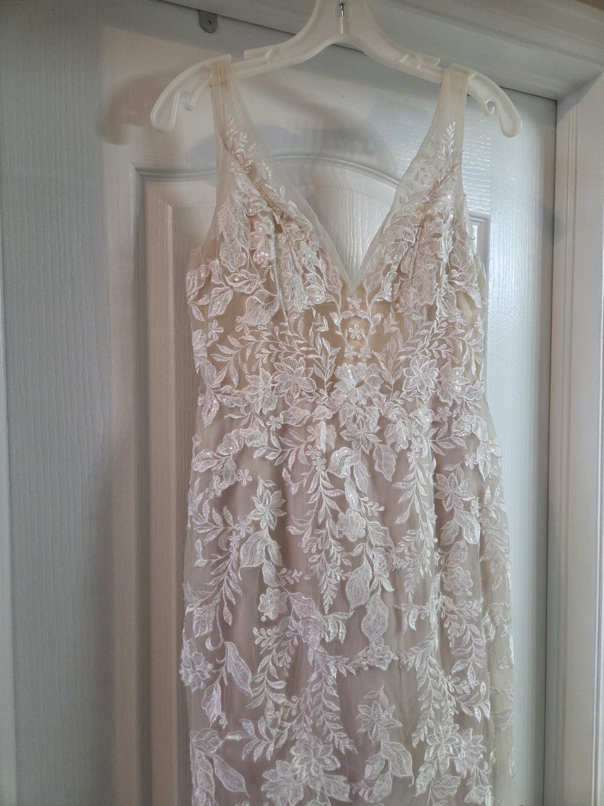 Ivory Lace V-Neck Sleeveless Column/Sheath Full-Length Wedding Dress