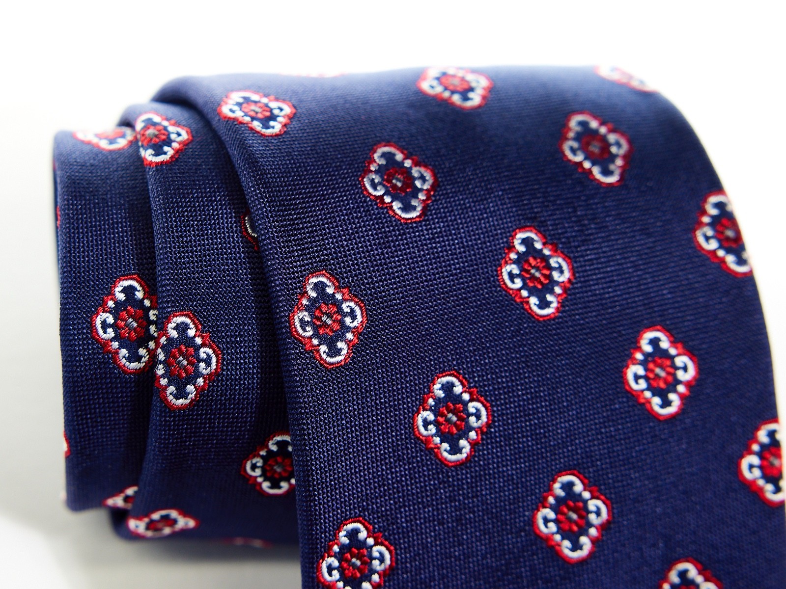 BIGI CRAVATTE Men’s 100% Silk Tie BLUE w/ RED MEDALLIONS 59″ x 3.25″ USED T22