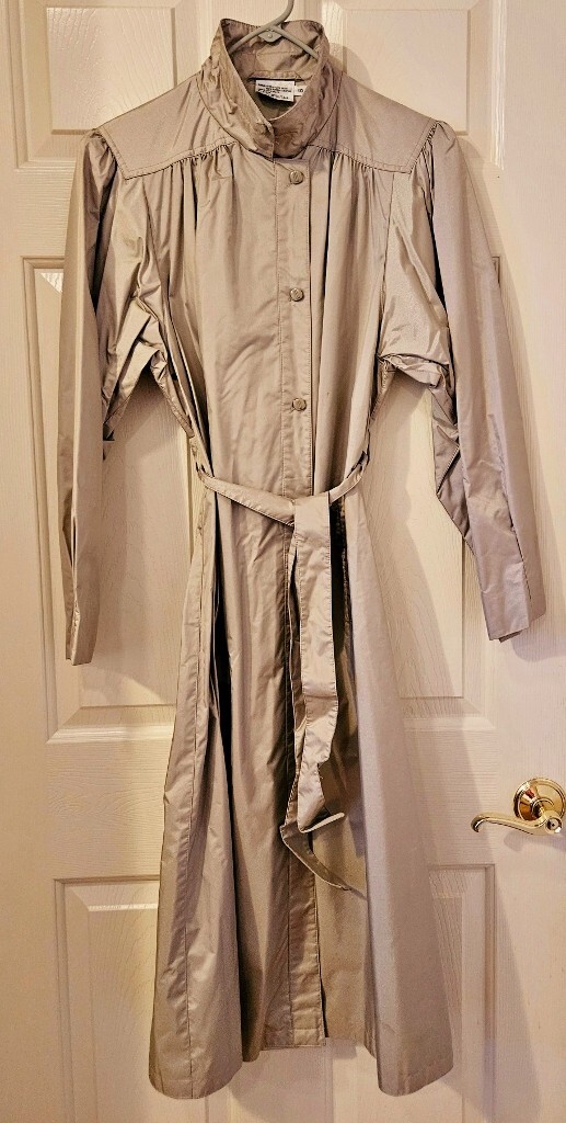 Vintage Woman’s British Mist Raincoat /Trench ~Beige~Nylon~Rubber Coated~Size 10