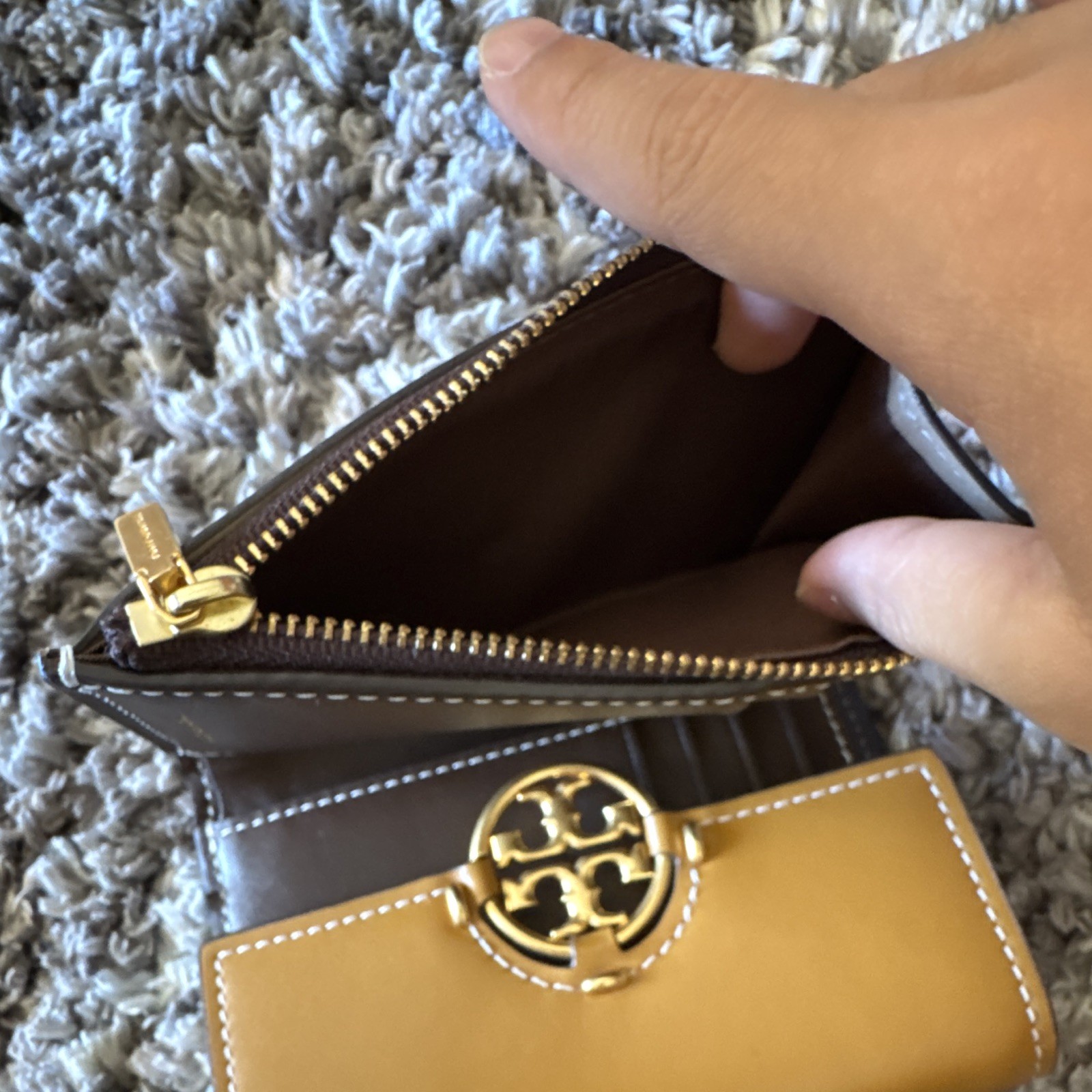 Tory Burch Women’s Flap Wallet Zip-Around Credit Card Tan Beige Navy Logo