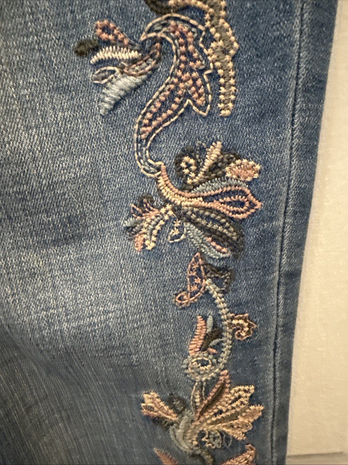 Chico’s SO SLIMMING GIRLFRIEND Slim Leg Crop Floral Embroidered Jeans US 2 00