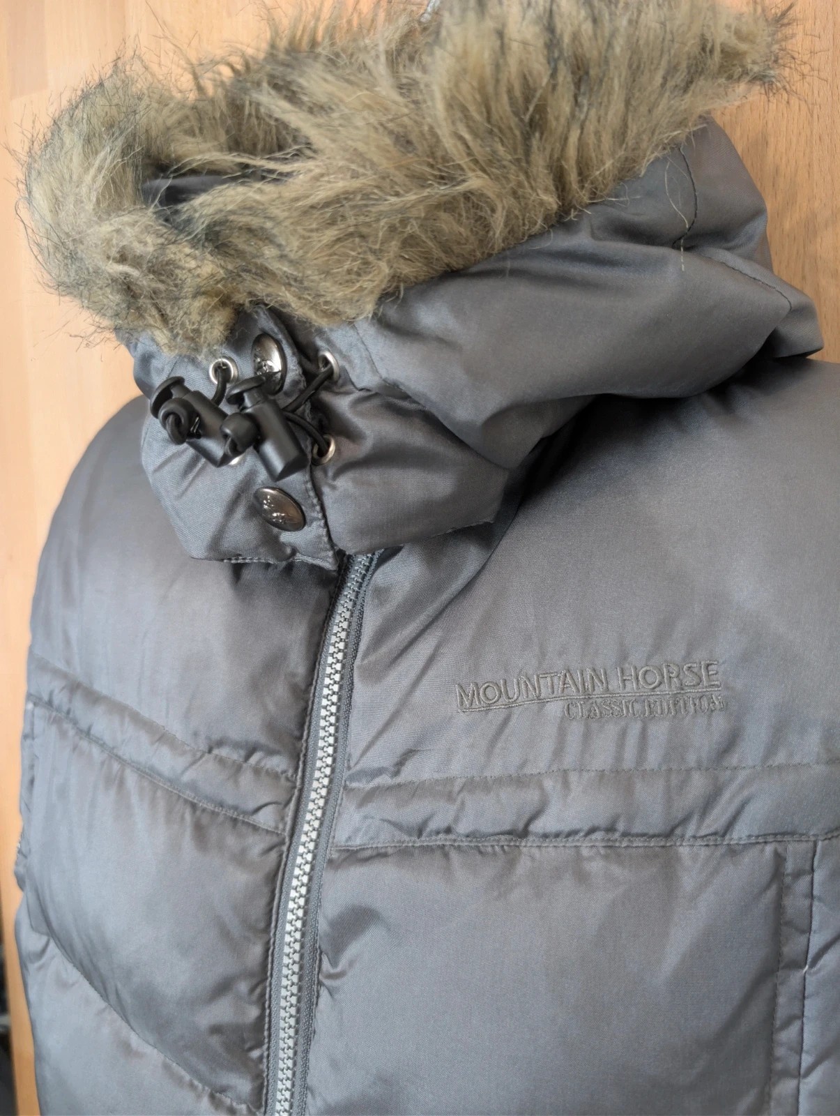 Mountain Horse grey down/feather padded hooded gilet. Womens Small. DN2047