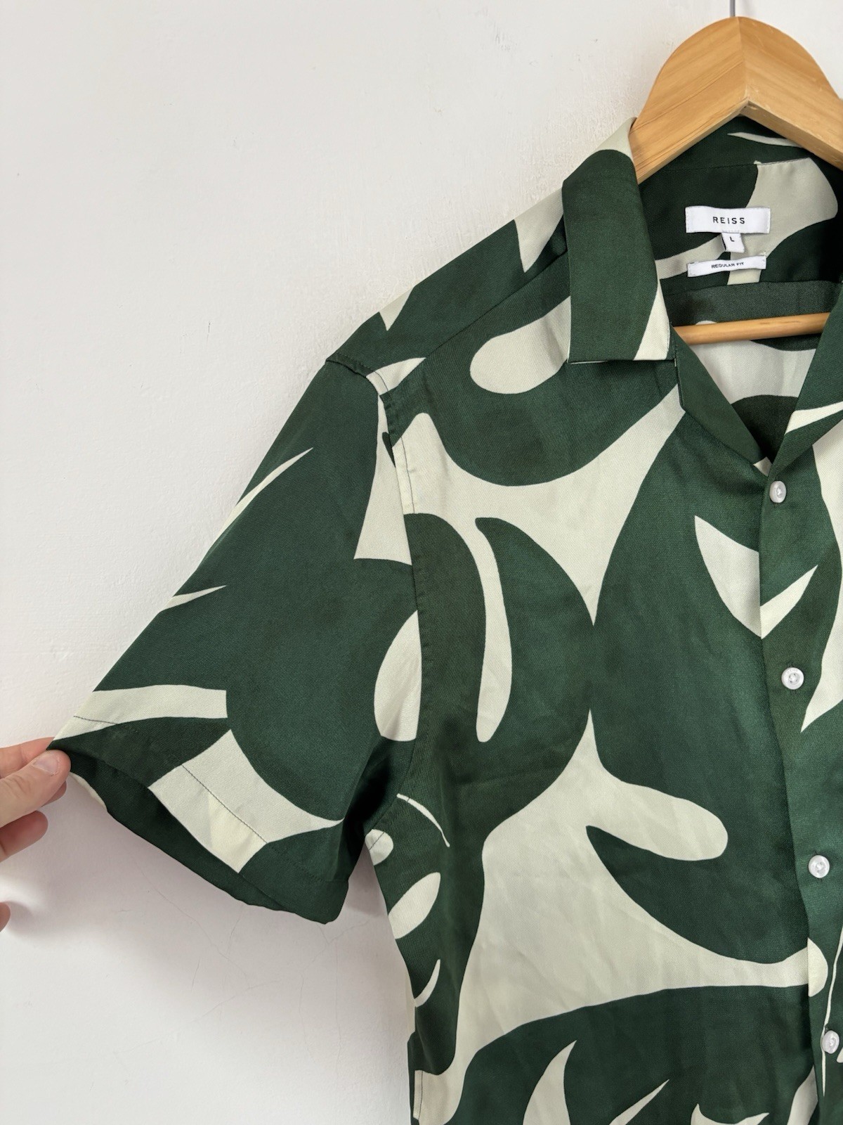 REISS Cuban Collar Shirt Large Green Monstera Leaf Tropical Print Silk Feel Soul