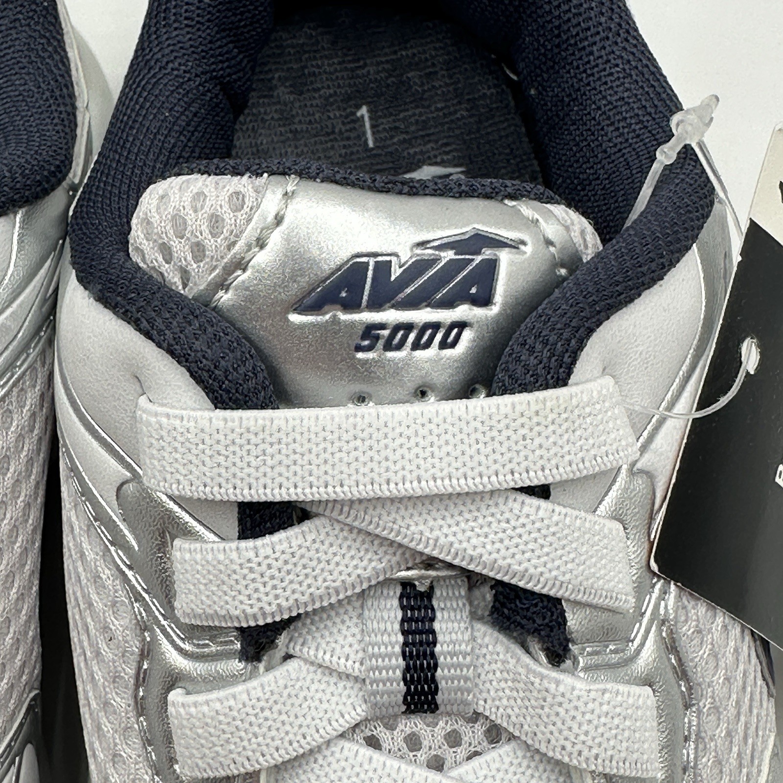 Avia 5000 Sneakers Youth Size 1 Performance Walking Sneakers. Silver/White.