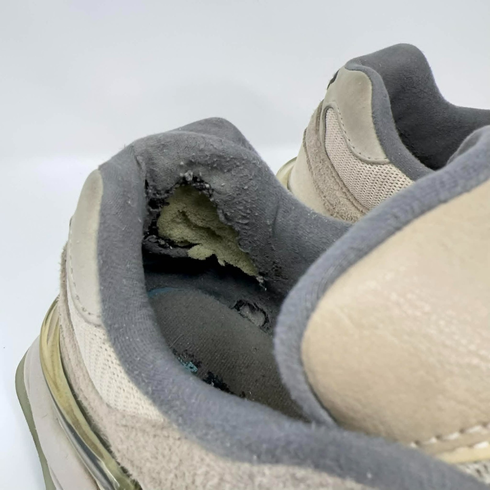 New Balance 9060 Sneaker Men’s 9.5 Suede Sea Salt Tan Khaki Grey U9060MAC NB Run