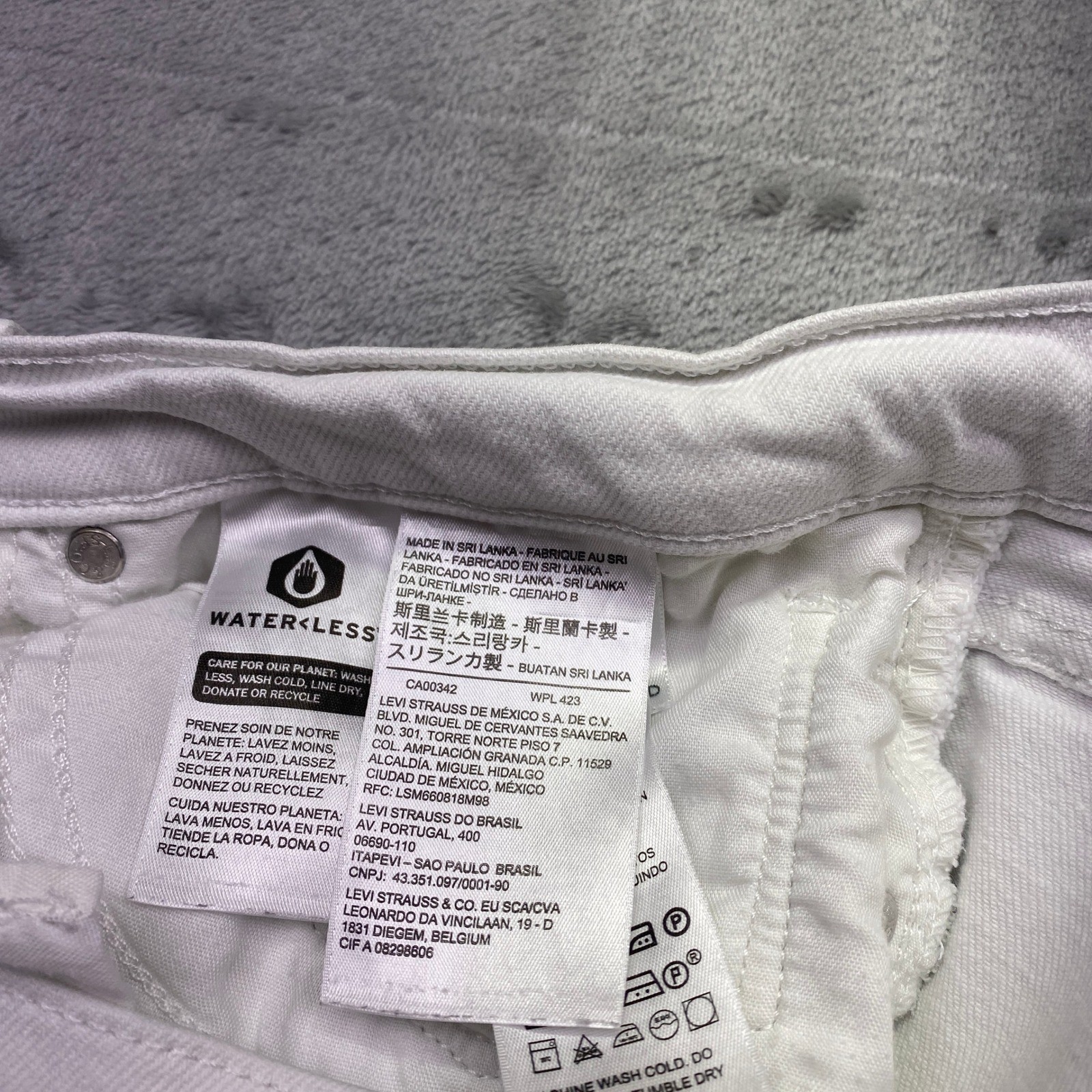 Levis Classic Straight Leg White Jeans Womens Size 34 Grunge Preppy Retro