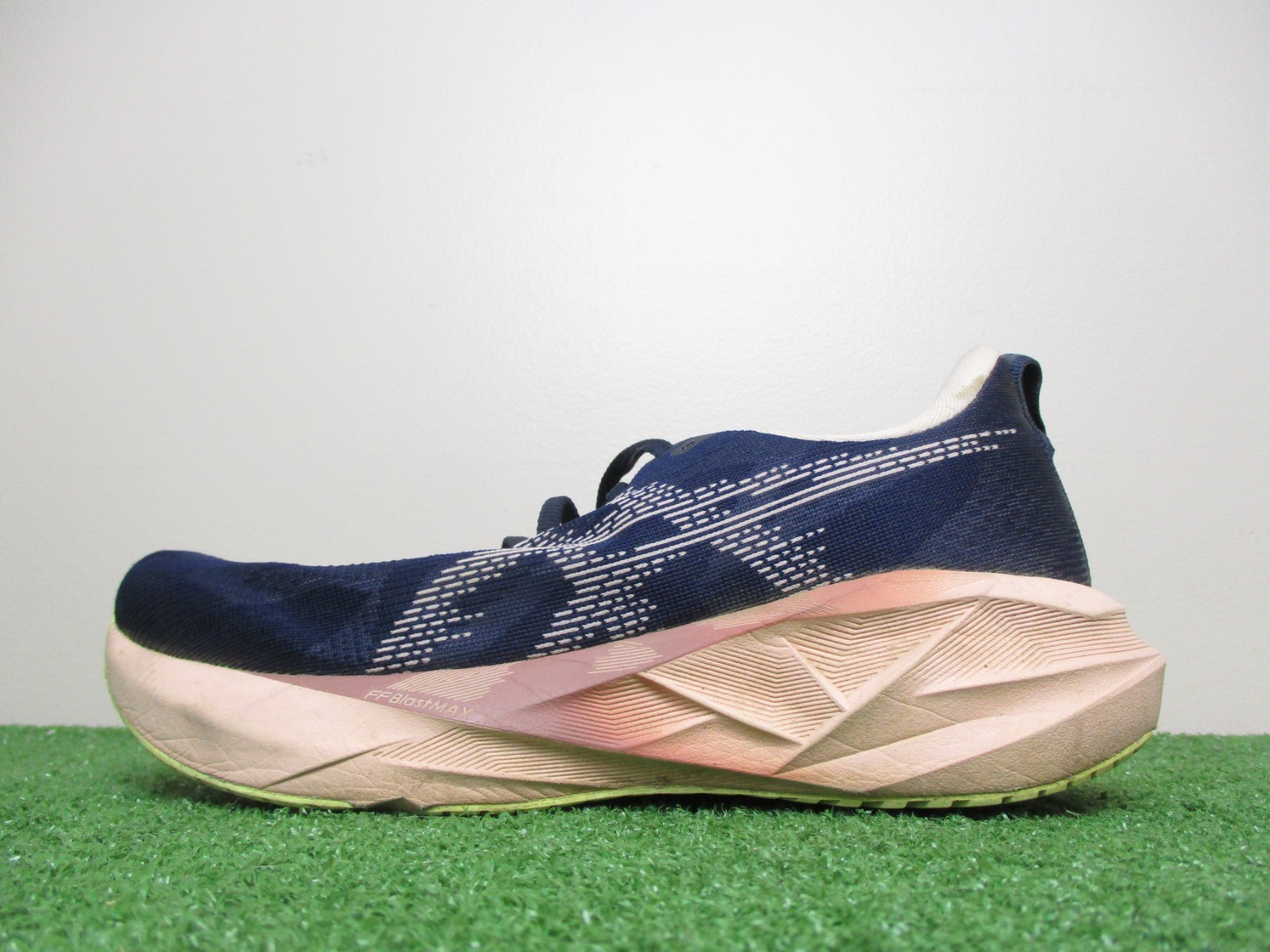 Asics Novablast 5 Womens Size 8.5 Medium B Midnight Breeze Peach Sneakers