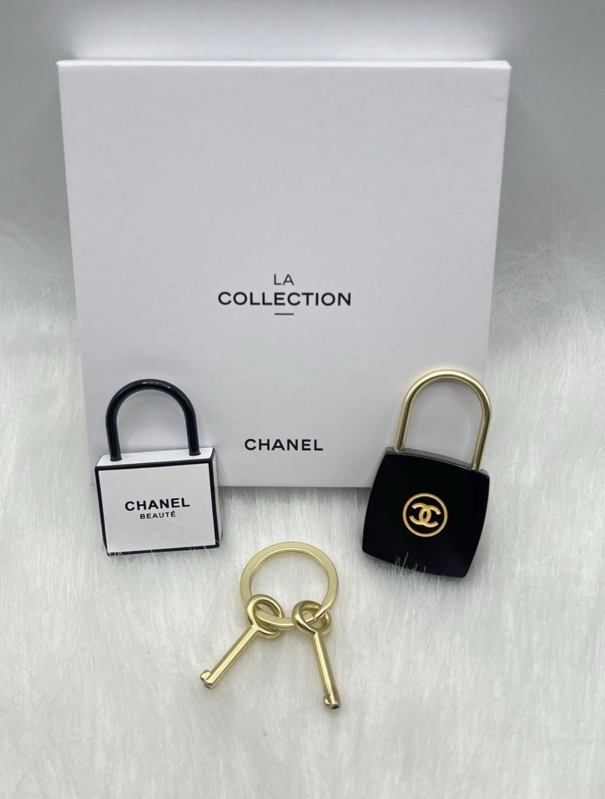 CHANEL BEAUTE La Collection 2-Pc Pad lock & Key Set Novelty GWP Black/White