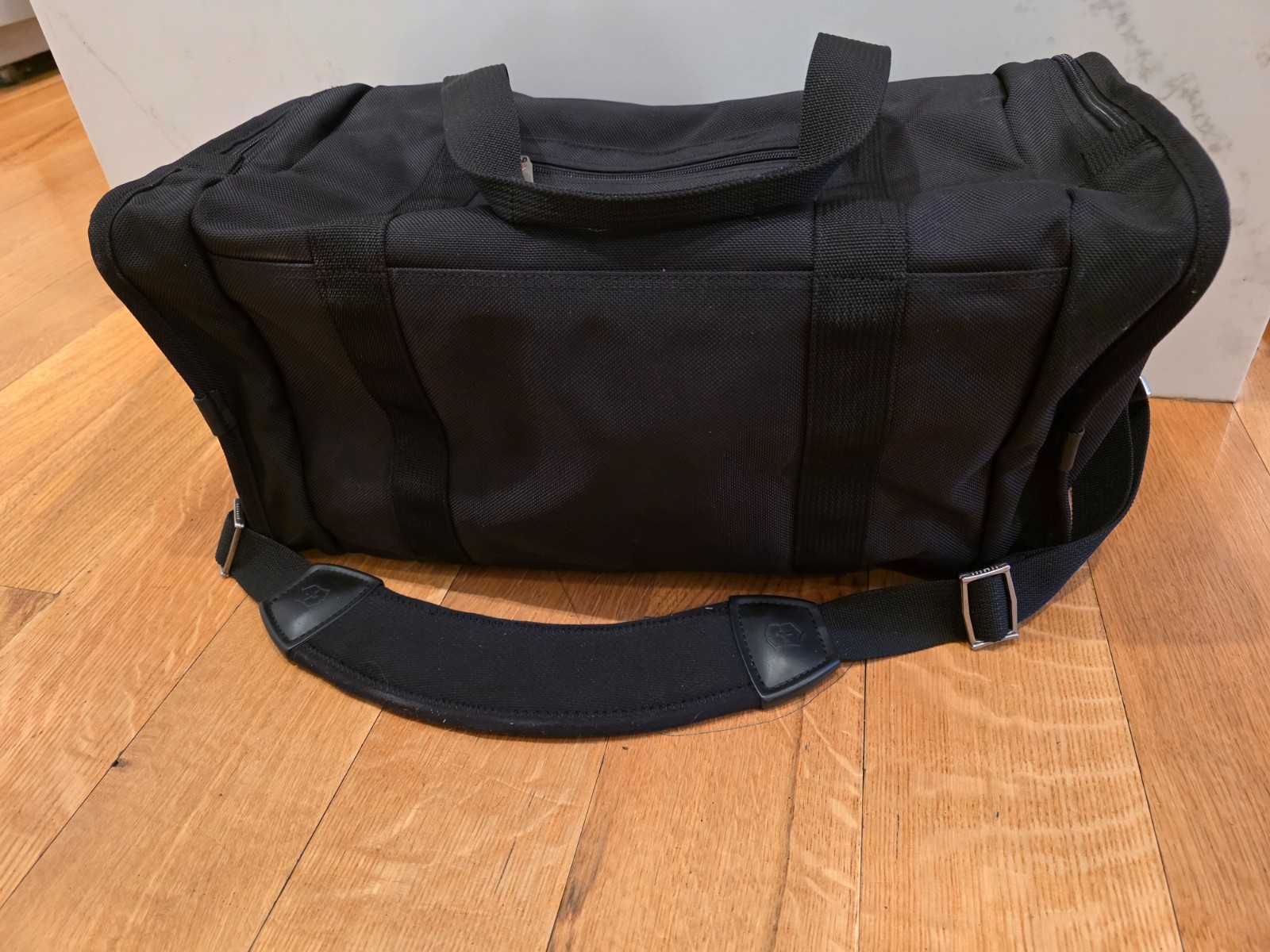 Victorinox Swiss Army NXT Black Canvas Duffle Bag Travel Luggage 20 x 10 x 10