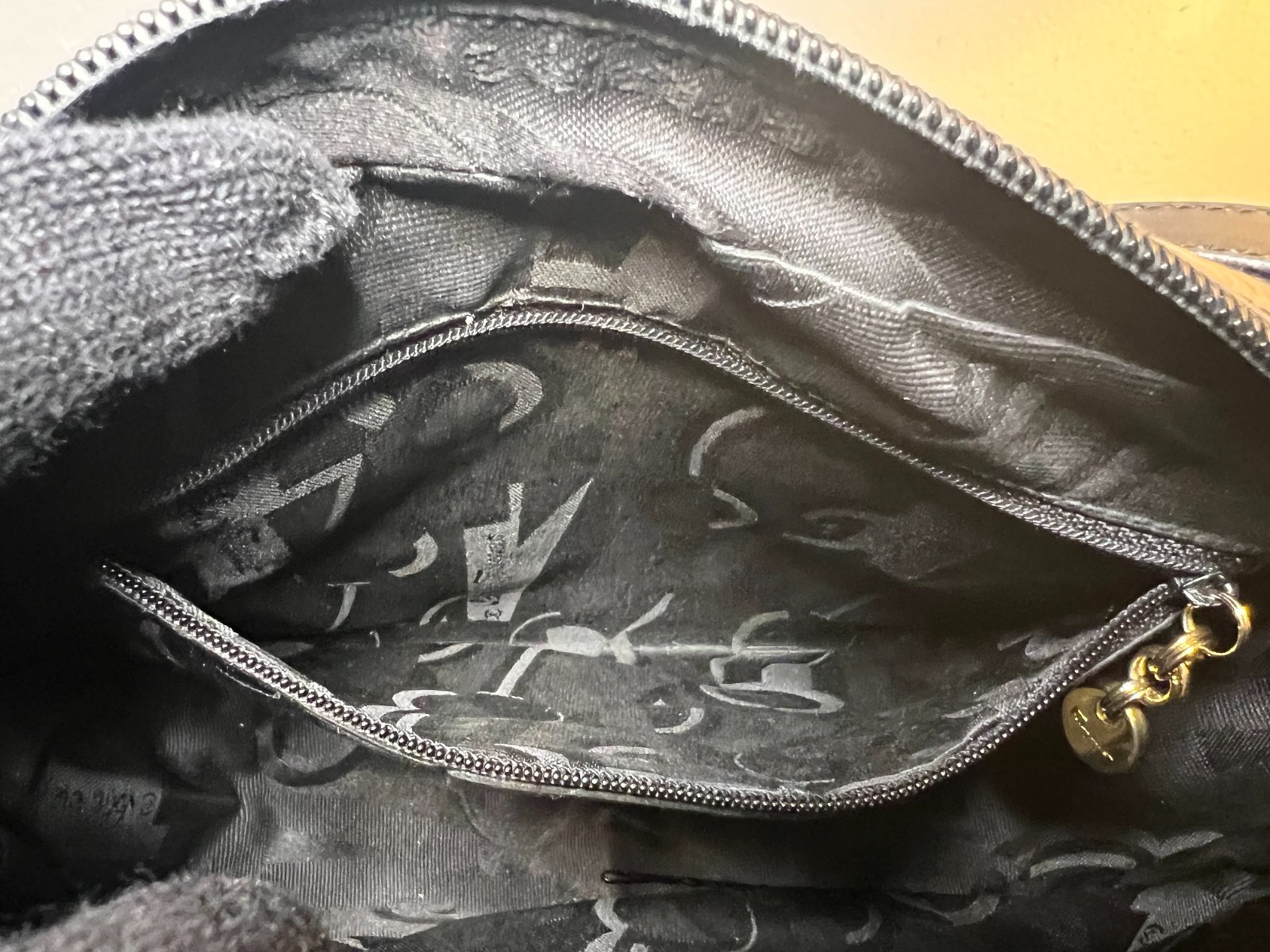 Authentic Ferragamo Vara Bow Crossbody Bag Black Leather Made Italy