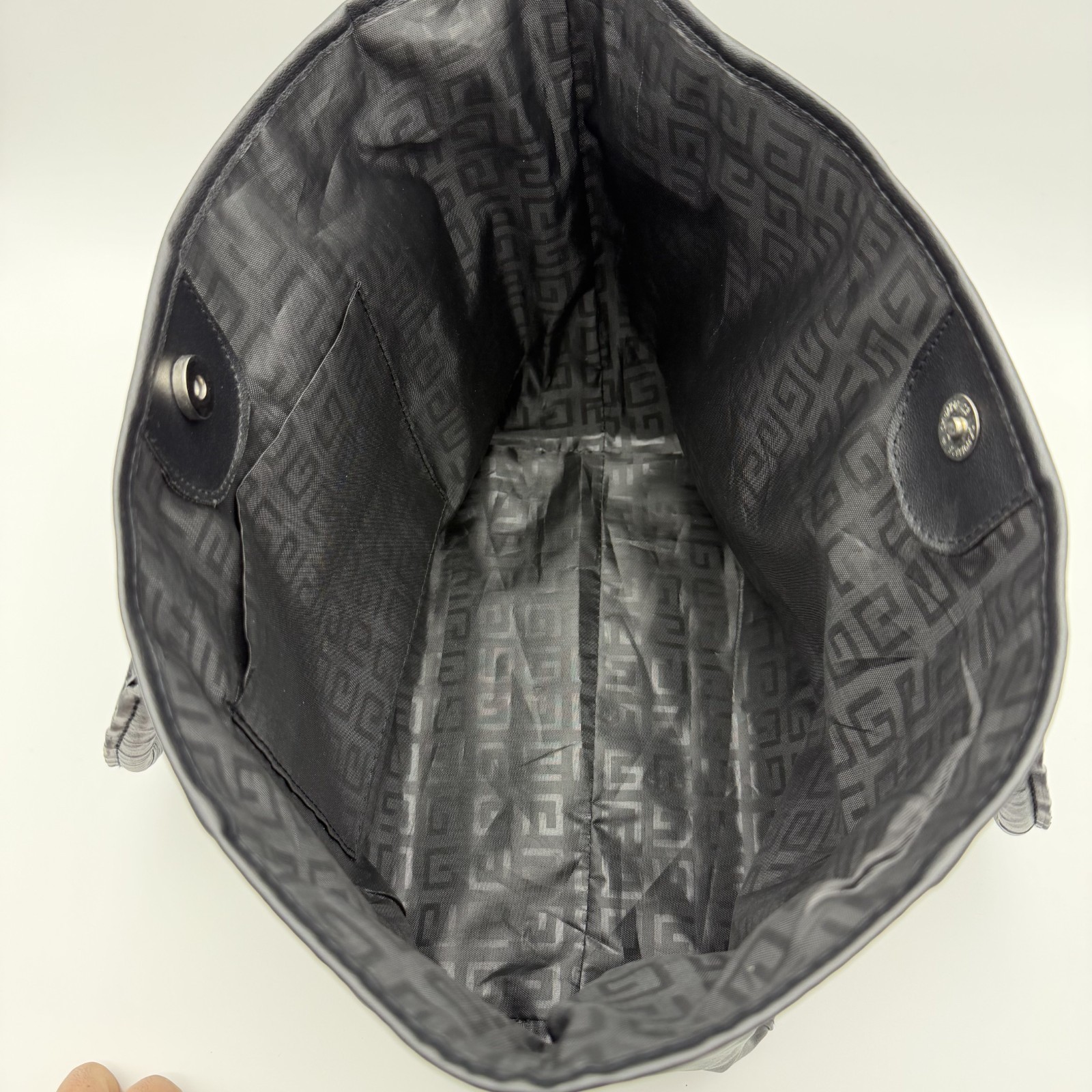 GIVENCHY Tote bag leather black Not available in Japan Magnetic button closure