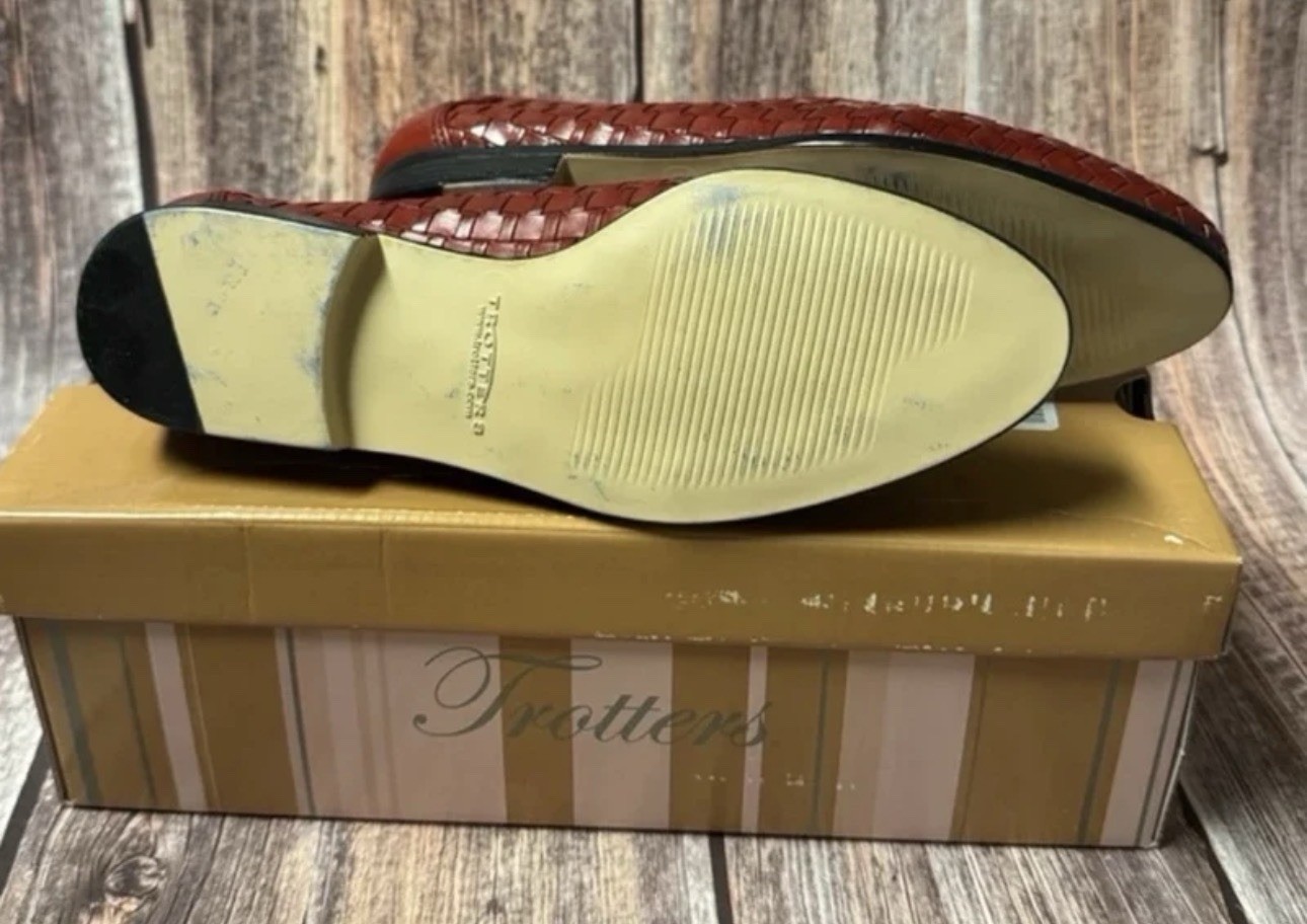 Preowned Trotters Red Woven Slip On Shoes Size 6.5W Item #PHK6949