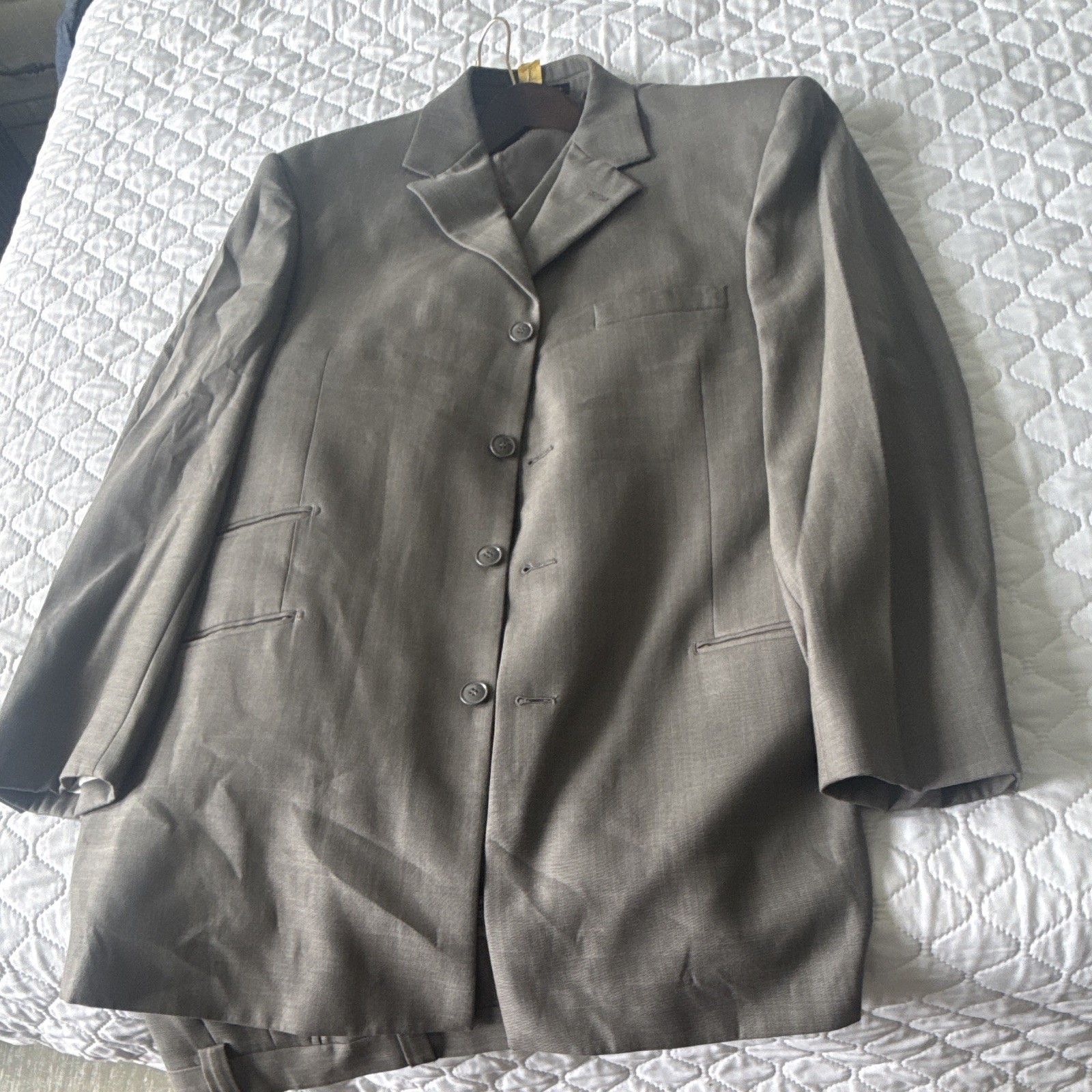 Giorgio Ferraro 2-Piece Gray Herringbone Suit 42R 36W Regular Fit