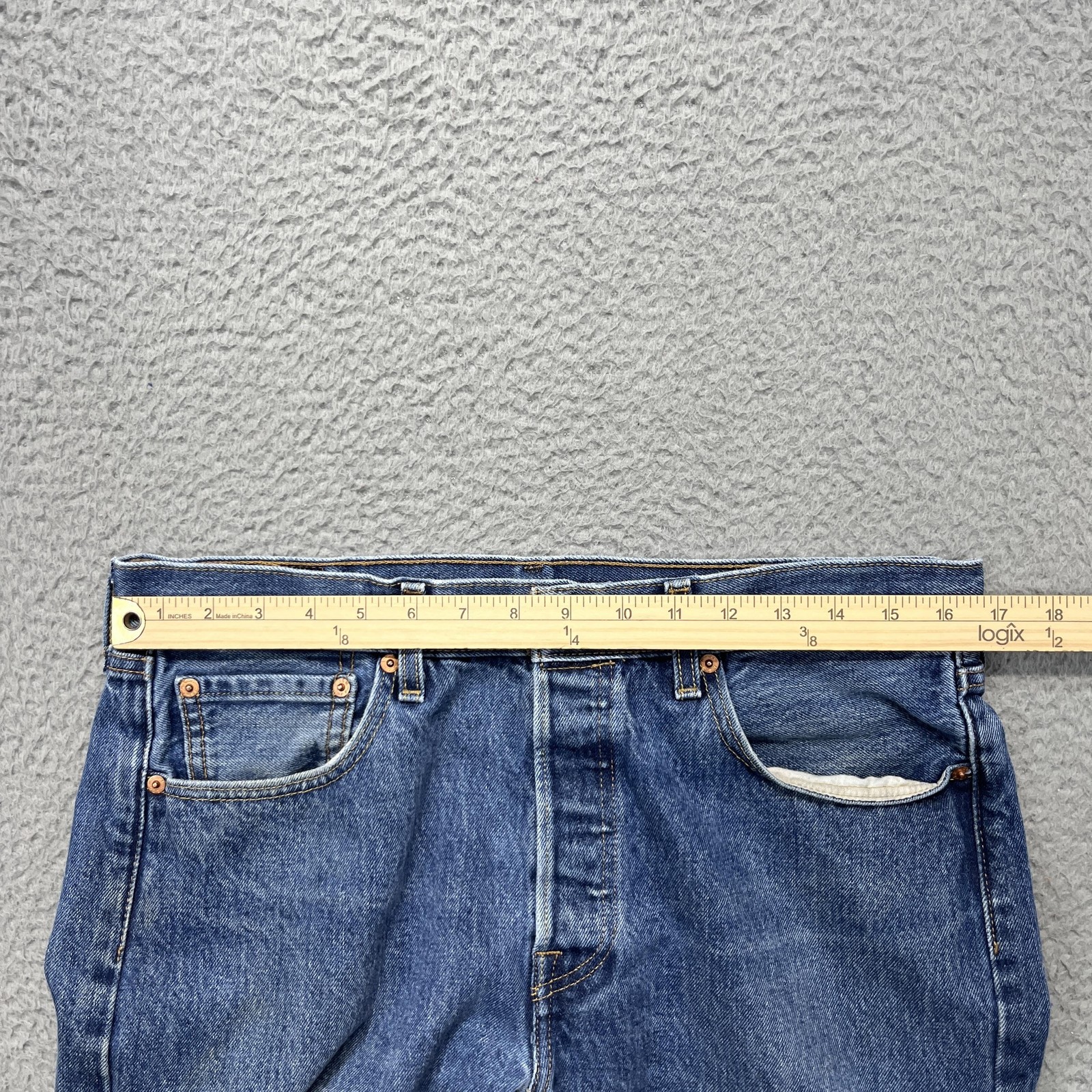 Levis 501 Jeans Mens 32×30 Blue Medium Wash Straight Leg Button Fly Denim