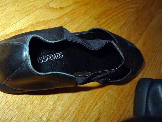 (2) pair Women’s CROSSROADS (1) WHITE & (1) BLACK – Fisherman Casual SZ- 9 1/2 M