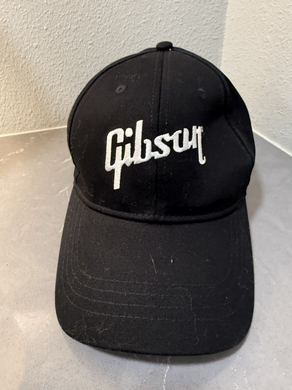 GIBSON Guitars Hat Adult One Size Flex Black White Logo Cap Official SAMPLE NWOT