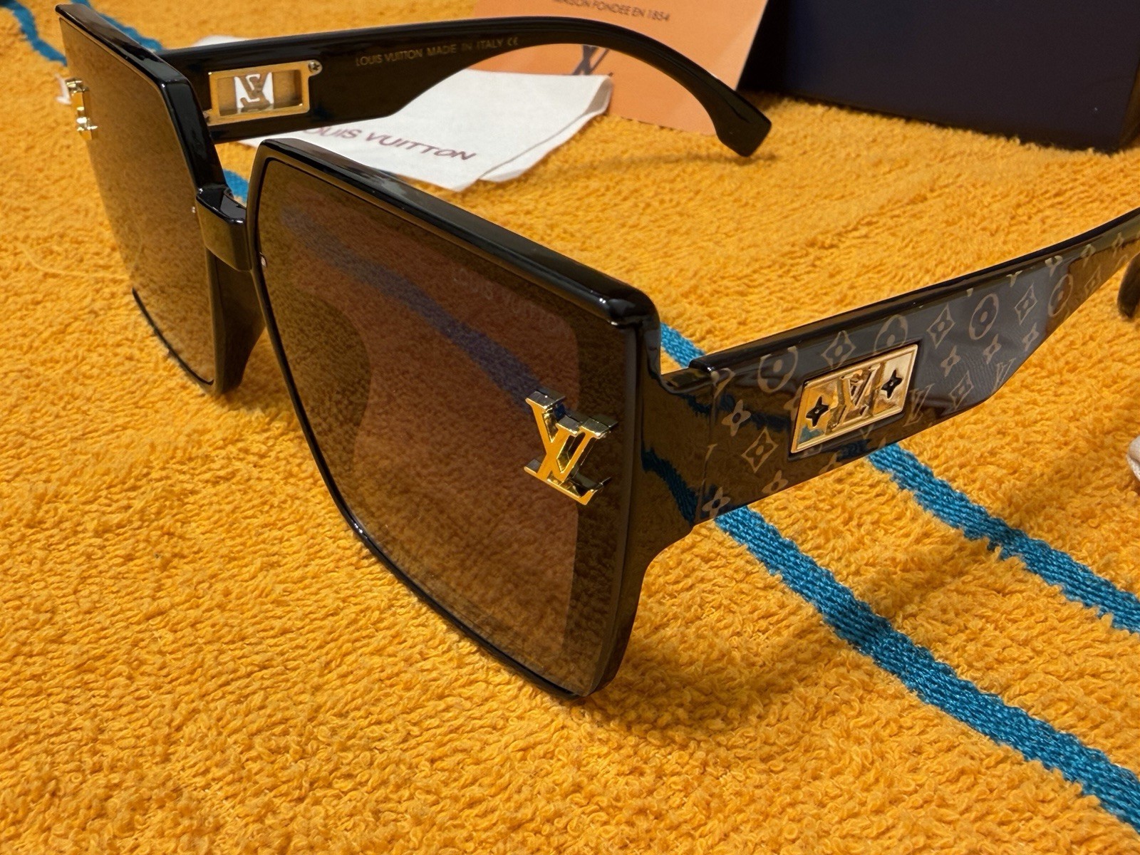 Louis Vuitton Oversized Square Sunglasses Black Plastic Frame Brown Tinted