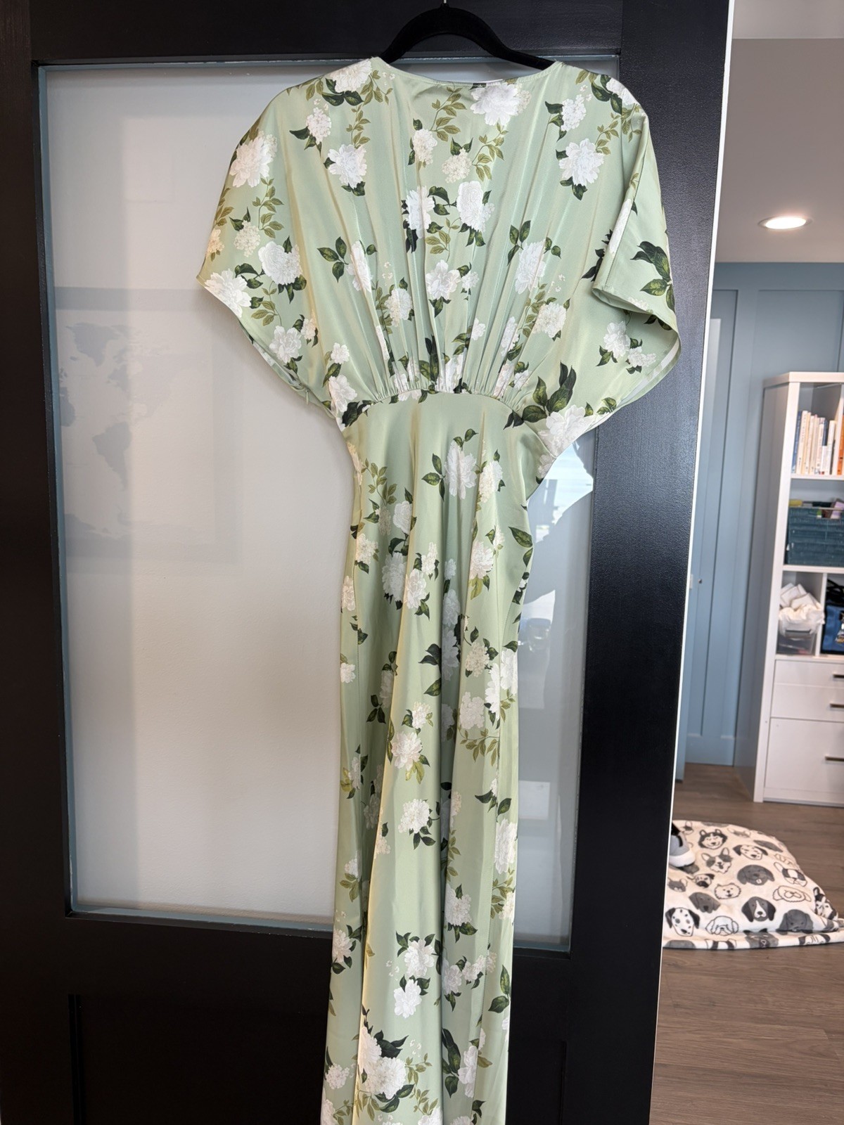 Leila Deep-V Flutter-Sleeve Satin A-Line Gown. Soft Meadow Green.Sz.2 NIB