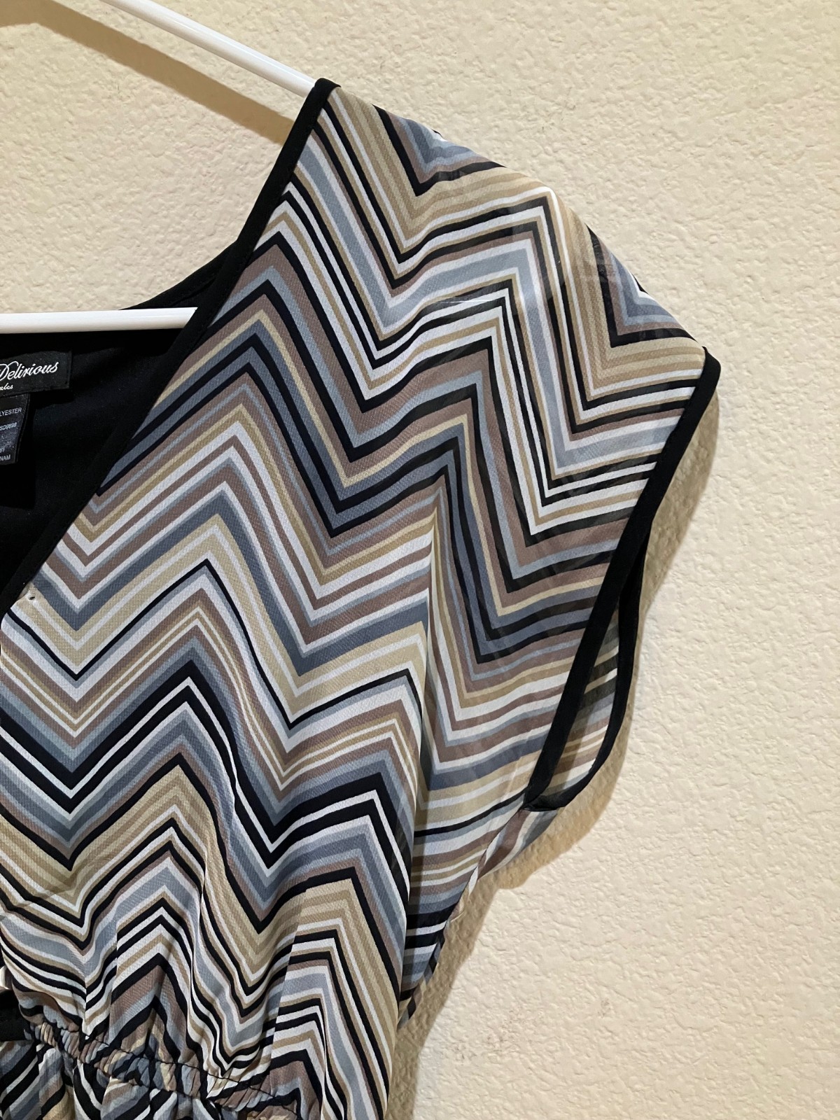 Delirious Chevron Chiffon Dress Lined Flowy Cinched Waist Knee Length Womens S