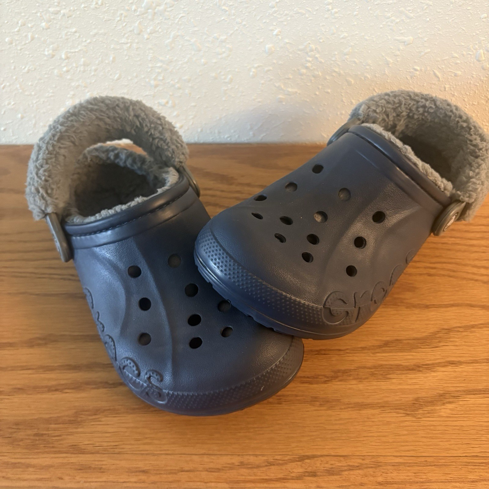 Crocs Unisex Adult Classic Baya Lined Fuzzy Strap Clogs Navy/Gray Lining W6/M4