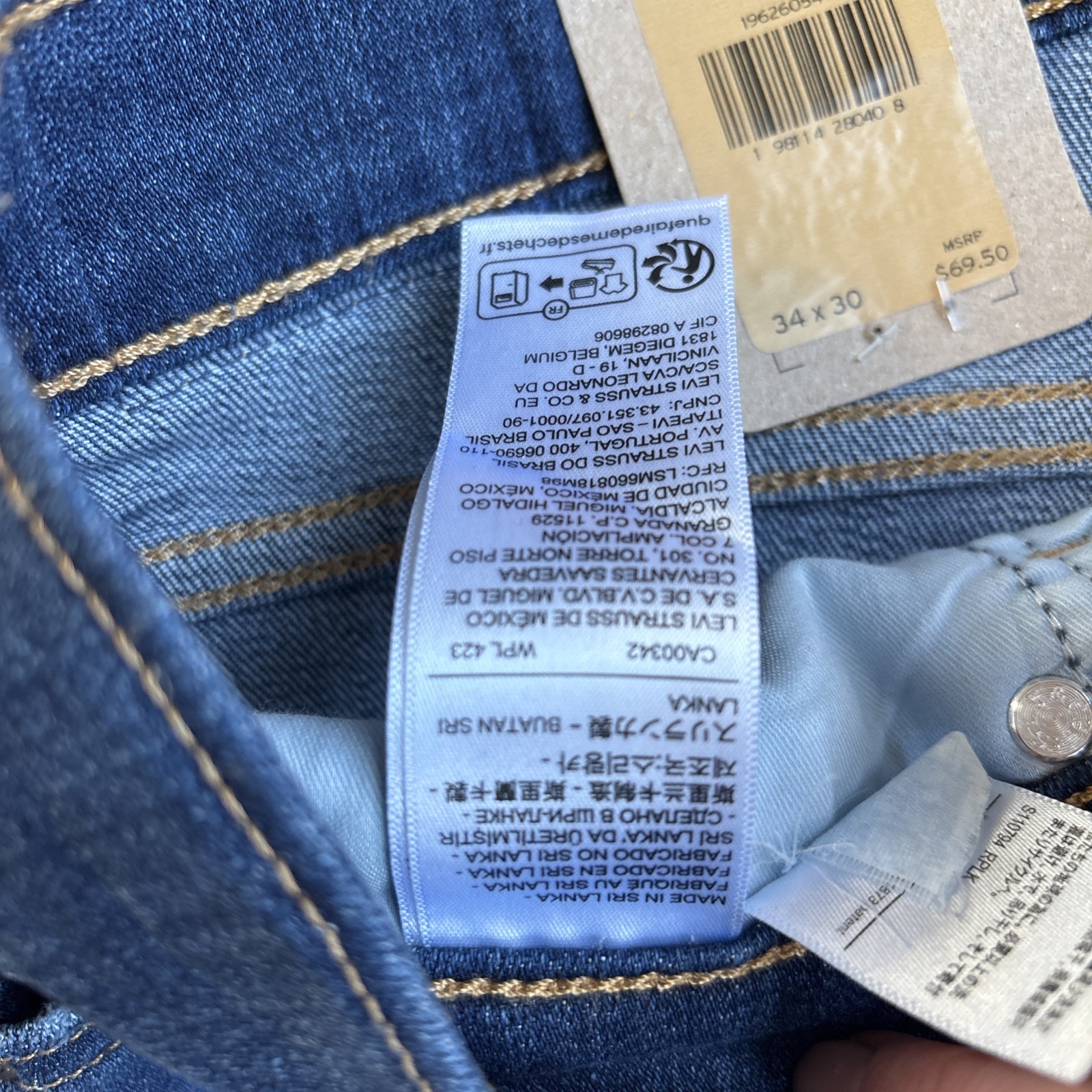 NWT Levi’s 311 Shaping Skinny Jeans Women’s Size 34Wx30L Dark Wash Distressed