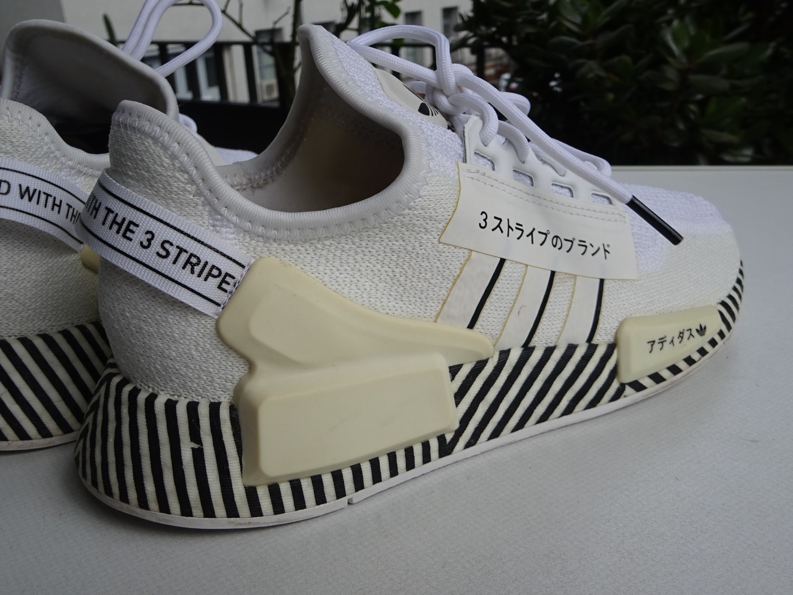 Adidas FY2108 NMD R1 V2 Dazzle Pack Cloud White trainers size 37 1/3 (UK4.5) for new