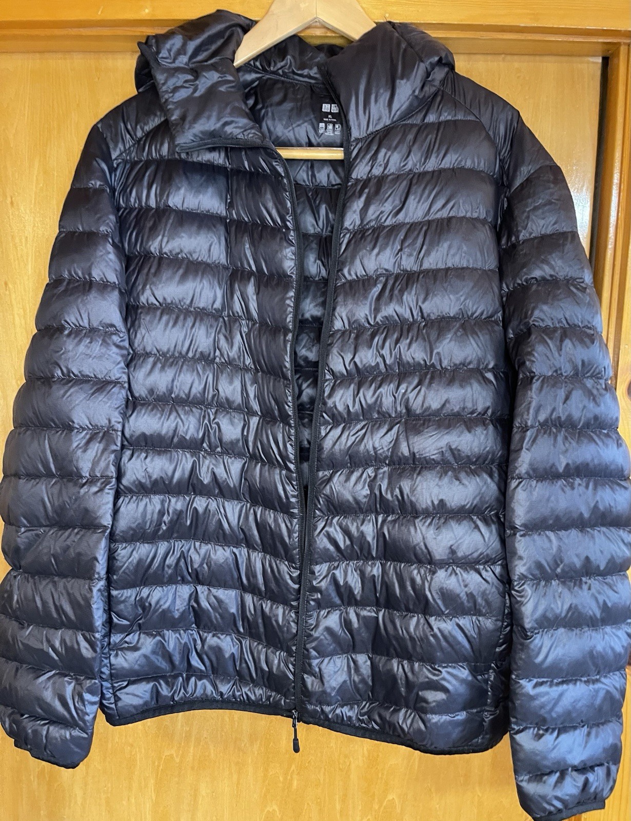 Uniqlo Mens XL Black Lightweight Packable Down Fill Hoodie Jacket Zip Front, EUC