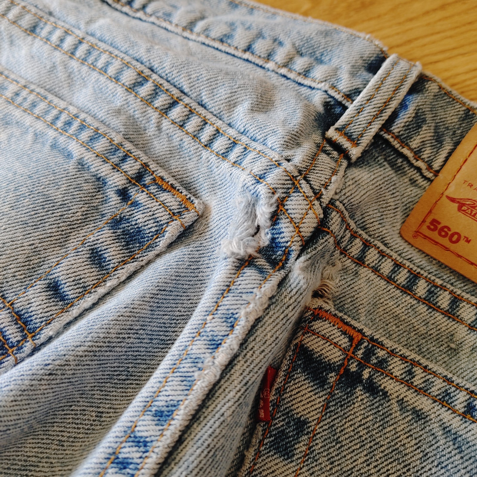 Vtg Levis 560 Y2K Baggy Wide Leg Distressed Jeans Mens 33×32 Light Wash Denim