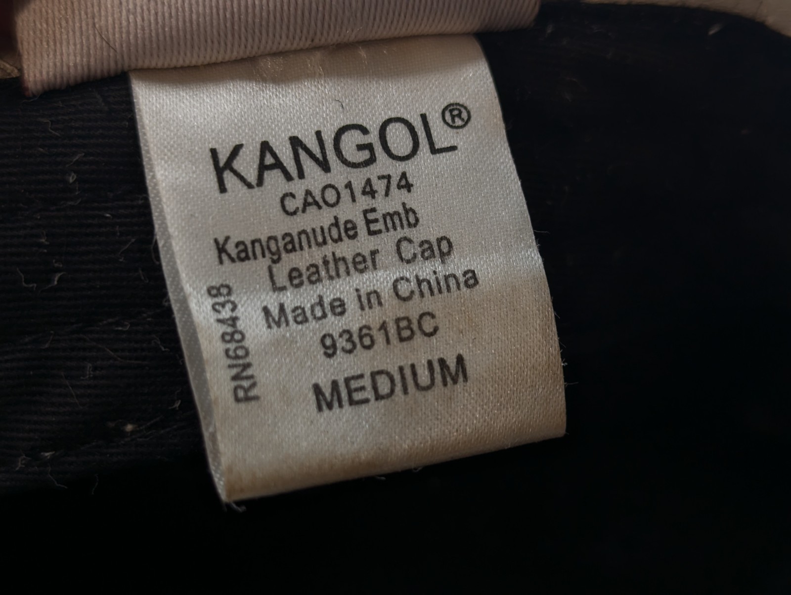Kangol Kanganude Emb White Leather Flat Hat Cap Kangaroo Print Size Medium RARE
