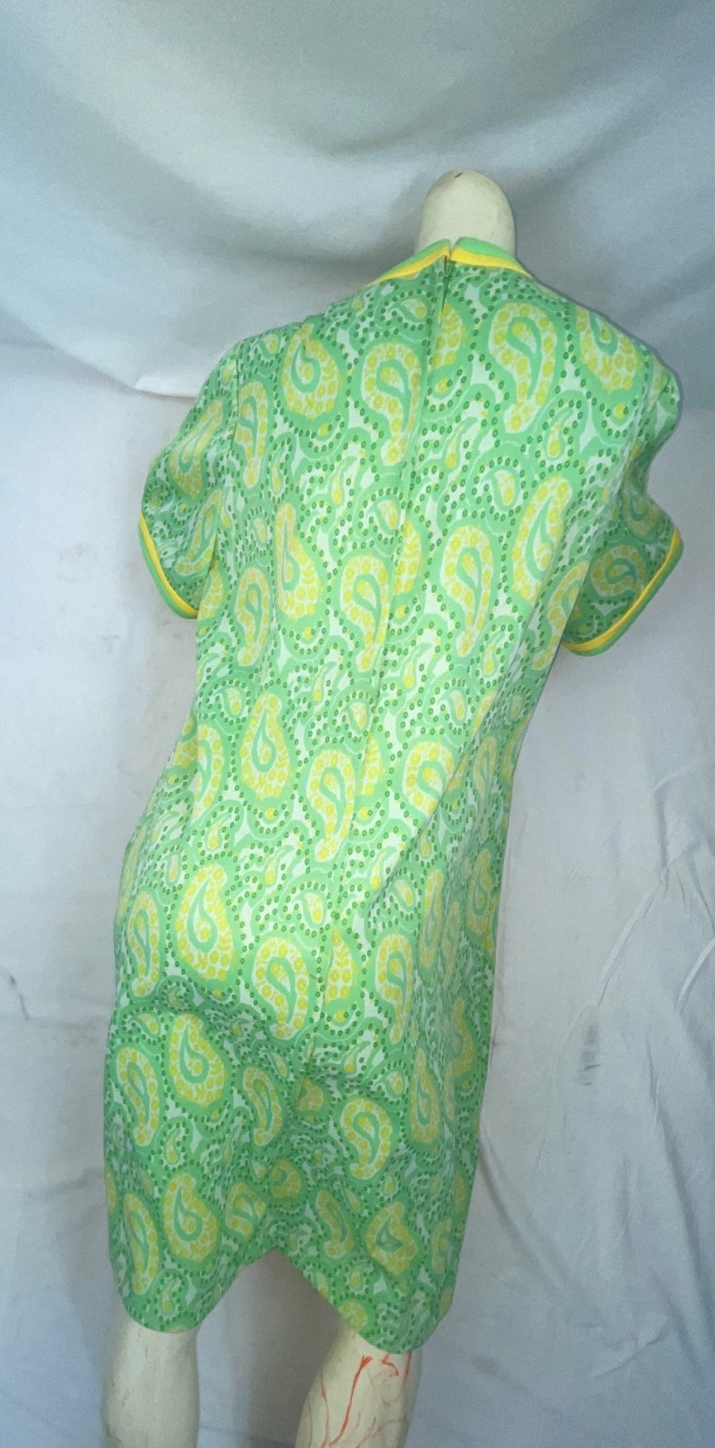 VTG 60S 70S WOMENS POLYESTER PAISLEY GREEN WHITE YELLOW SCOOTER DISCO GOGO DRESS