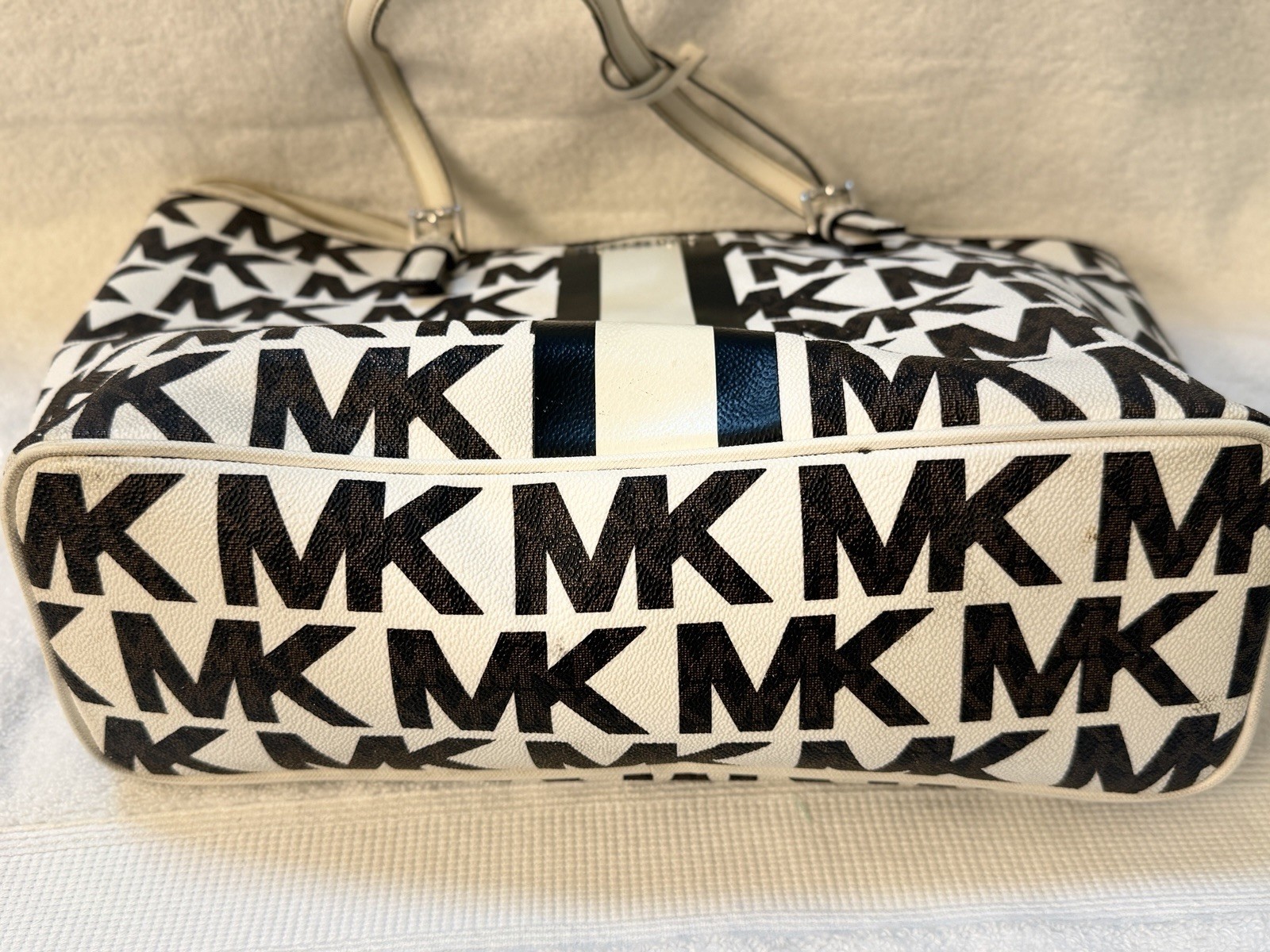 Michael Kors Jet Set MD Carryall Tote and Trifold Wallet – Graphic MK White/Brow