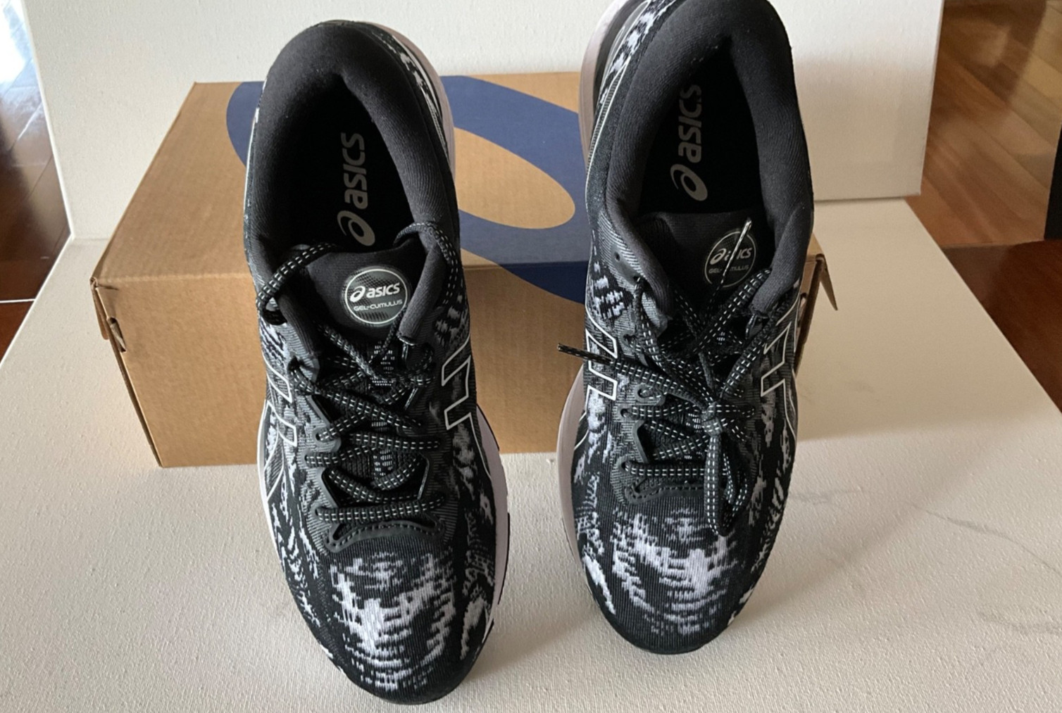 Size 9 – Asics Gel Cumulus 23 Black White Womens