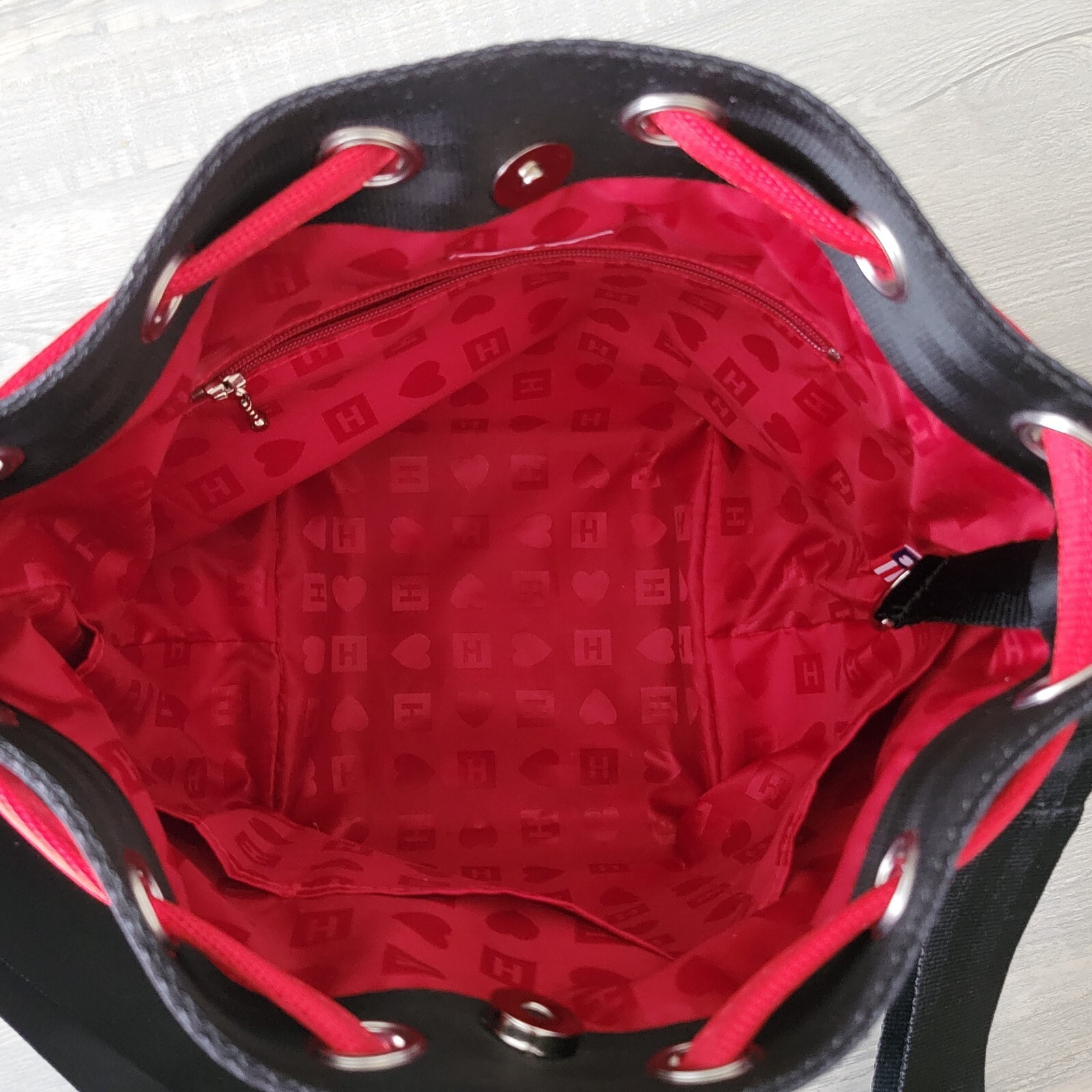 Harveys Strawberry Fields Park Hopper Crossbody Drawstring Bag Black Red EUC